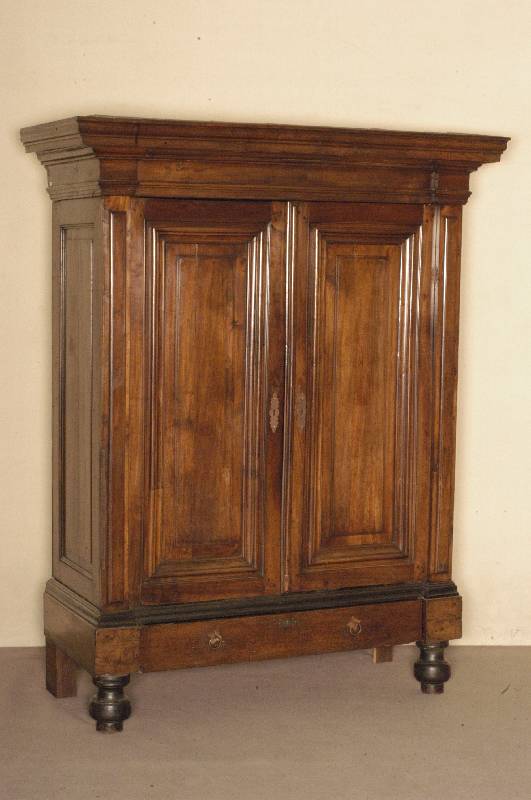 Schrank, Holland, um 1780, Nußbaum massiv, z. T. Eiche, auf balusterfÖrmigen FÜßen, 1 Schublade, Seiten und TÜrfÜllungen kassettiert , ...