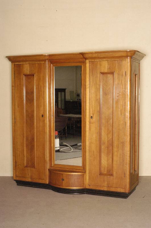 Garderobenschrank, deutsch, um 1920, ArtDeco , Korpus Weichholz, Kirschbaumfurnier, z.T. gespiegelt, original schwarze Fußleiste, in der Mitte 1 ...