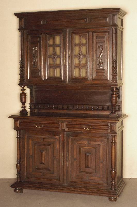 Aufsatzbuffet, Frankreich, um 1870, Eiche massiv, Unterteil mit 2 TÜren und Schublade, Lisenen mit freistehenden gedrechselten VollsÄulen, ...