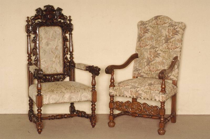 Armlehnsessel, deutsch, um 1910, Nußbaum massiv, Gestell mit TatzenfÜßen, verstrebt, mit Schnitzereien aus dem Vollholz, Gobelinbezug wohl ...
