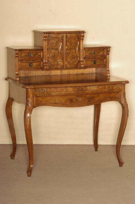 Damenschreibtisch, deutsch, um 1860, Louis -Philippe, Korpus Weicholz, Wurzelnußfurnier, velutenfÖrmig profilierte Beine mit Flachschnitzereien, ...