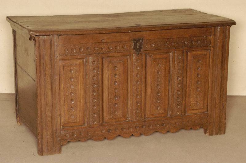 Flachdeckeltruhe, deutsch/Niedersachsen, um 1780, wohl BÜckeburg, Eiche massiv, FÜllungen mit rosettenfÖrmiger Schnitzerei, StollenfÜße ...
