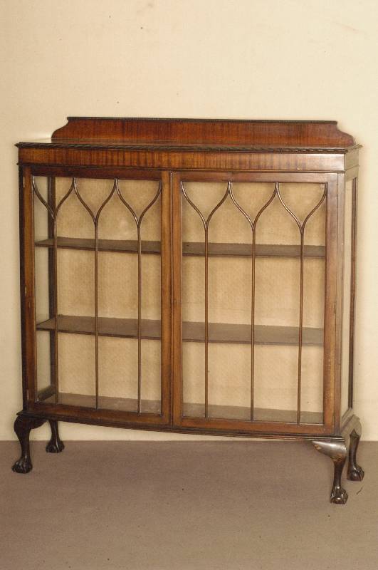 Vitrine, England, um 1910, Korpus Weichholz, Mahagoni massiv, z.T. furniert, auf KlauenkugelfÜßen, Seiten verglast, TÜren in angedeuteter ...