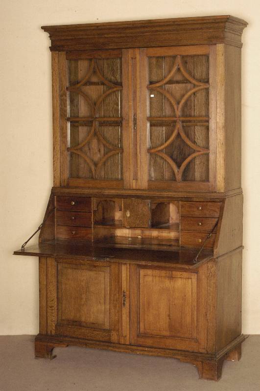 SchrÄgklappensekretÄr, deutsch, um 1810, Biedermeier, Eiche massiv, 2-tÜriges kassettiertes Unterteil mit dahinterliegenden FreifÄchern, ...