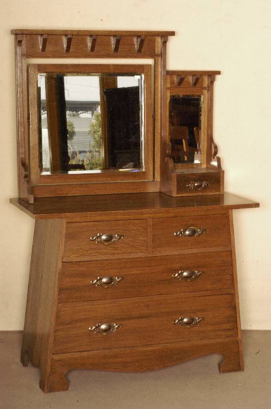 Konische Kommode mit schwenkbarem Spiegelaufsatz, England, um 1900, Jugendstil , Eiche massiv, Hersteller Batchelar & Son. Ltd., original florale ...