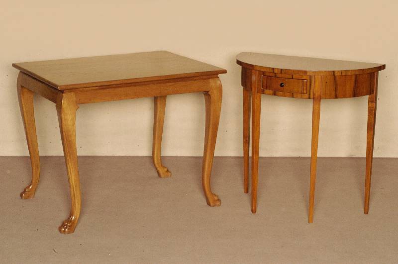 Beistelltisch, deutsch, um 1910, helle Esche massiv, geschwungene Beine mit TatzenfÜßen, leichte Gebrauchsspuren, ca. 70x85x66 cm, Abbildung ...