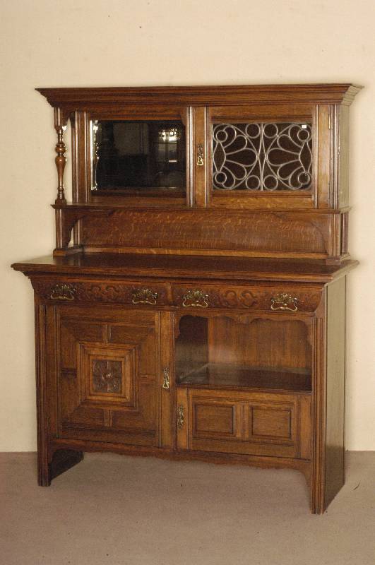 Aufsatzbuffet, England, um 1890/1900, Eiche massiv, Unterteil mit einer großen TÜr, einer kleinen und offenem Fach, gebogene Schubladen mit ...