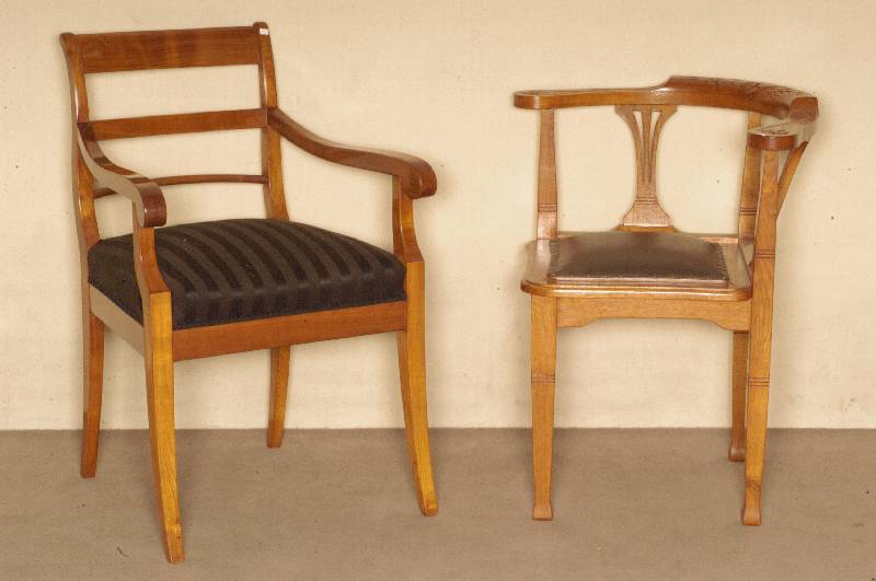 Eckstuhl, deutsch, um 1910, Jugendstil, Eiche massiv, konische Viereckbeine, halbrunde RÜckenlehne mit Flachschnitzereien in BlÜtenform, ...