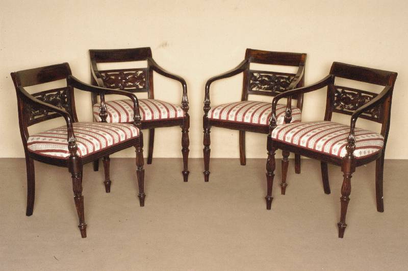 2 ArmlehnstÜhle, England, um 1870, viktorianisch, Palisander massiv, gedrechselte Beine, gerillt, gerade RÜckenlehne, verstrebt, durchbrochene ...