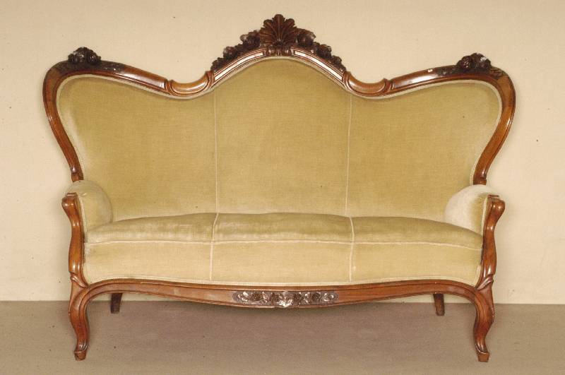 Sofa, deutsch, um 1860, Louis-Philippe, Nußbaum massiv, gebogene Beine, RÜckenlehne in Schmetterlingsform, reichlich geschnitzt, vorstellend ...