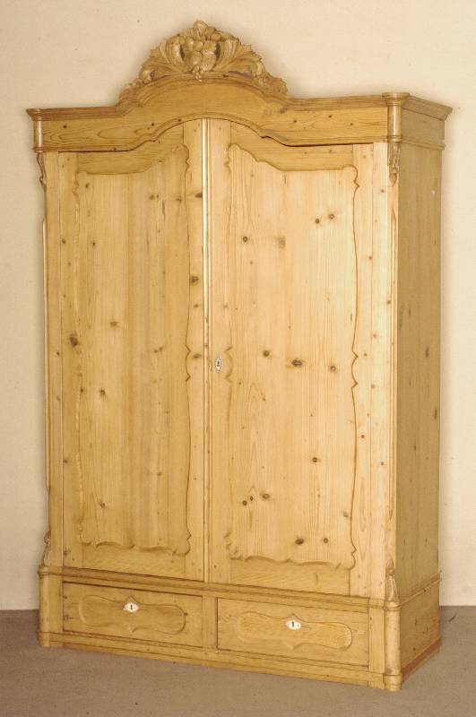 Weichholzschrank, wohl deutsch, um 1860, Louis-Philippe, Tanne massiv, 2 Schubladen, abgeschrÄgte Ecken mit aufgesetzten halbrunden Leisten, 2 ...