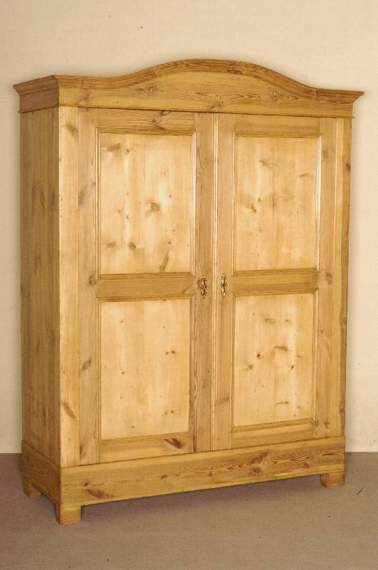 Weichholzschrank, deutsch, um 1910, Tanne massiv, auf eckigen FÜßen, TÜrfÜllungen gerahmt, mit Leistenverzierung, geschwungener Kopf, Leiste ...
