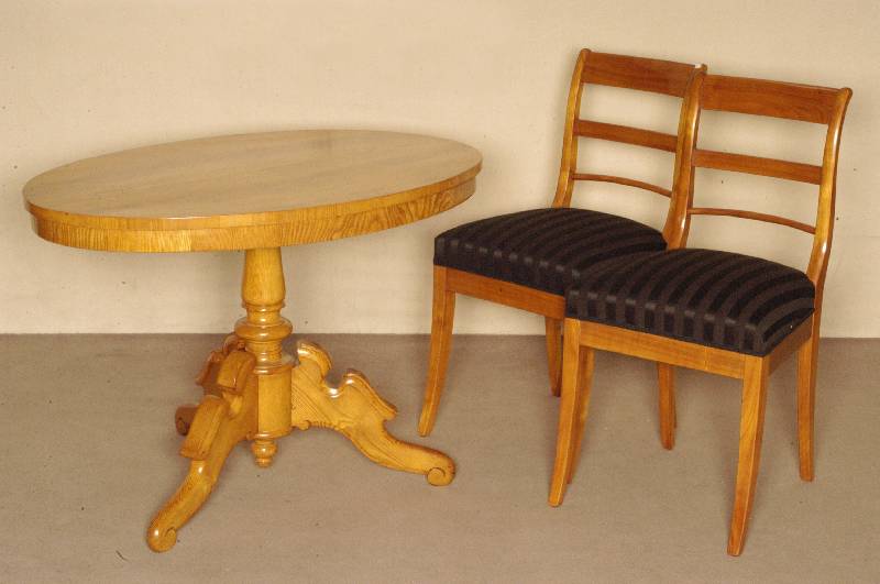 Ovaler Tisch, deutsch, um 1860, Esche massiv, auf gedrechselten balusterfÖrmigen Beinen, Fuß 3-fach ausladend, Platte mit gespiegeltem ...