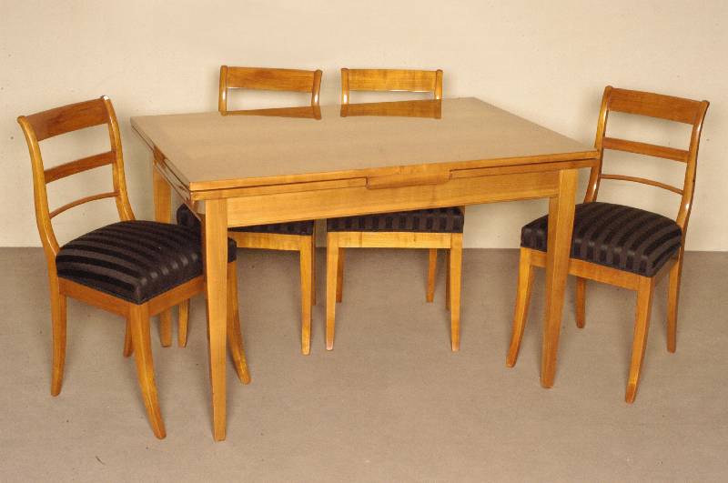 Ausziehtisch, im Biedermeierstil, Kirschbaum massiv, Platten Kirschbaumfurnier, strenge Beine, StilmÖbel, leichte Gebrauchsspuren, ca. 80x125x85 cm