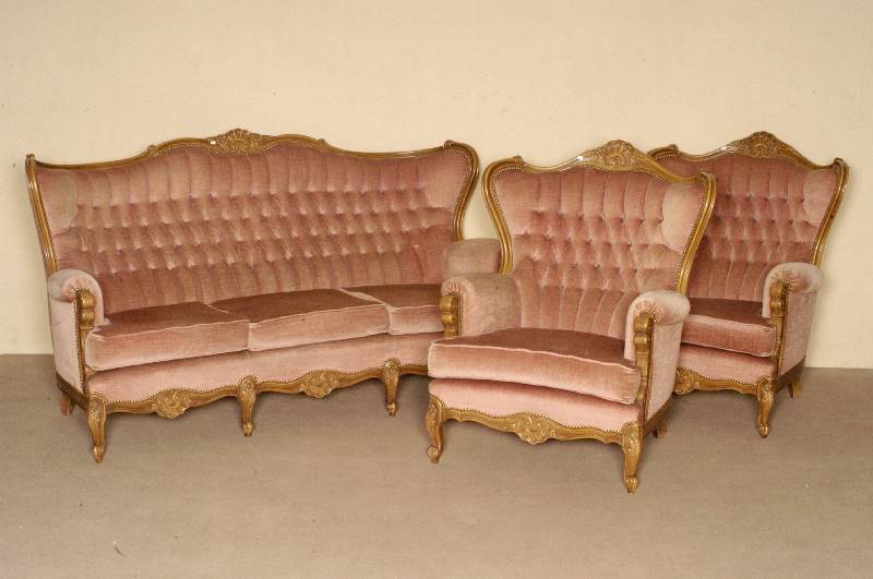 Sofa und 2 Sessel, Italien, um 1960, Neo -Barockstil, Gestell Buche massiv, nußbaumfarben gebeizt, gebogene FÜße, floral beschnitzt, ...