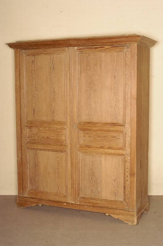 Schrank, deutsch, um 1830, Weichholz (Pitchpine) naturbelassen, zweitÜriges MÖbel, dreifach gegliederte TÜrinlets, in Rahmenkonstruktion ...