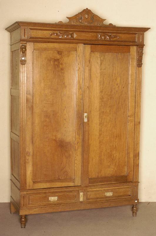Schrank, deutsch, um 1870, Eiche massiv, zweitÜriges MÖbel, TÜrinlets in Rahmenkonstruktion, Seitenteile mit LÄngsrillendekor und ...