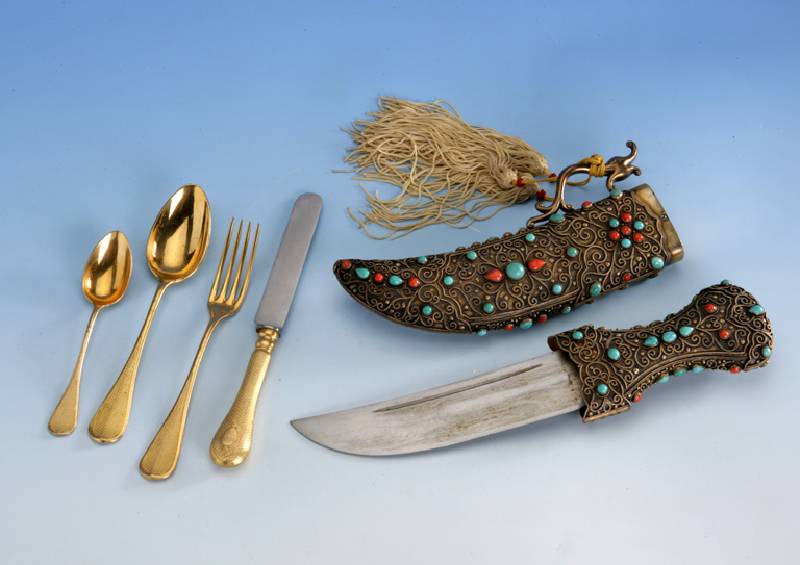 Ehrendolch, Jemen 60er Jahre, Silber vergoldet, handgeschmiedete Klinge von guter QualitÄt, Filigranarbeit, alleseitig mit Korallen- und ...