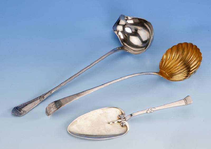 Konvolut 2 Kellen: 1 x Silber, gepr., um 1880/90, Kelle in Muschelform, vergoldet, Bes.-Monogr., L ca. 35 cm; 1 x Metall versilbert, um 1900, ...