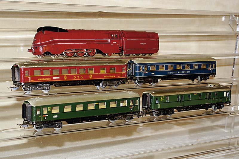 Konvolut MÄrklin Eisenbahn, 50er Jahre, bestehend aus: 1x 3462, kaminrot, Speisewagen, DSG, 1x 346/1, dunkelgrÜn, D-Zug Wagen, 1x 346/6, FD-Zug ...