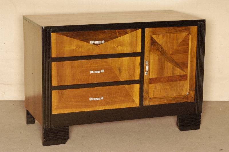 ArtDeco-Sideboard, Frankreich, um 1920, Nußbaum massiv und furniert, zum Teil schwarz abgesetzt, schÖne geometrische Einlegearbeiten in der ...