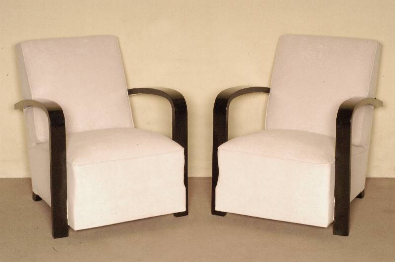 Paar ArtDeco-Sessel, SÜdfrankreich, um 1930, Hartholz schwarz gefaßt, mondÄn geschwungene Formen in cremefarbenem Feinvelour neu bezogen , ...