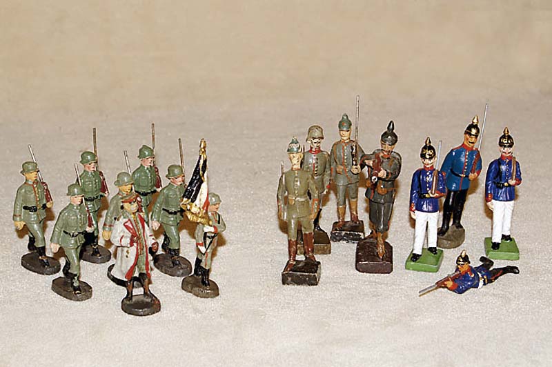 Konvolut Elastolin/Lineol, 30er/40er Jahre, preußische Soldaten mit Pickelhaube, 1 Liegender, insges. 4 x blaue Uniform und 4 x Graue, H. ca. 9 ...