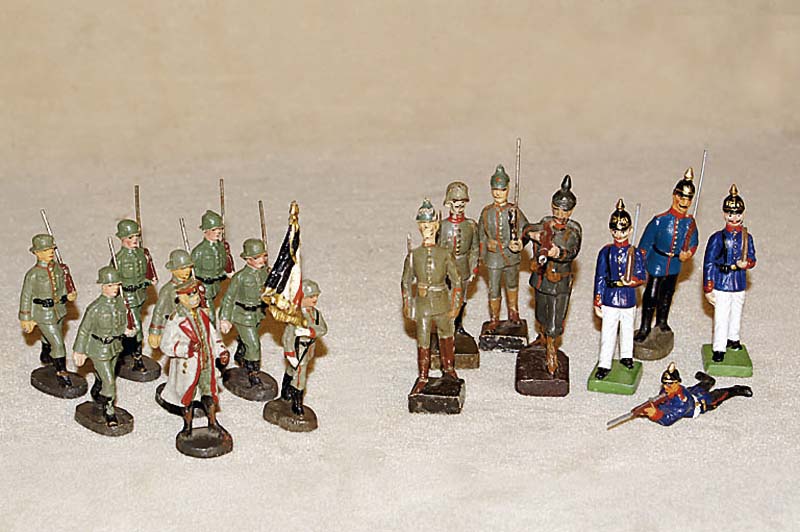 Konvolut Elastolin/Lineol-Soldaten, 30er/40er Jahre, best. aus: Bismarck, 9 Soldaten mit Gewehr, 1 FahnentrÄger, altersbed. bespielt, sonst guter ...