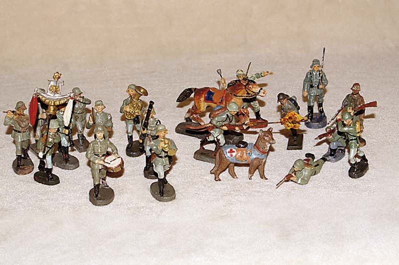 Großes Konvolut Elastolin/Lineol, 30er/40er Jahre, ca. 31 Teile, Überw. Soldaten, offiziere, Reiter, SanitÄter (ohne Trage), 1 SanitÄtshund, ...