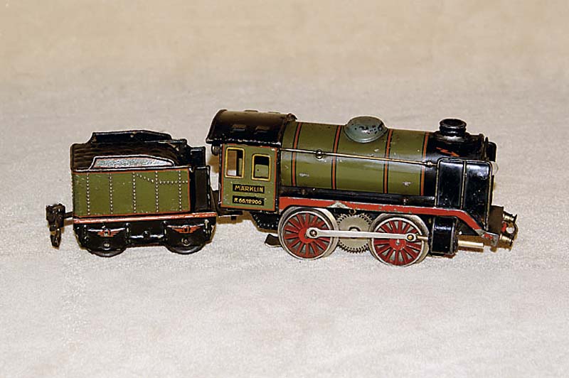 Elektrische Dampflok mit Tender, MÄrklin, Mitter 30er Jahre, Spur 0, R66/12900, dunkelgrÜn, Fkt. nicht geprÜft, altersbed. bespielt, z.T. l. ...