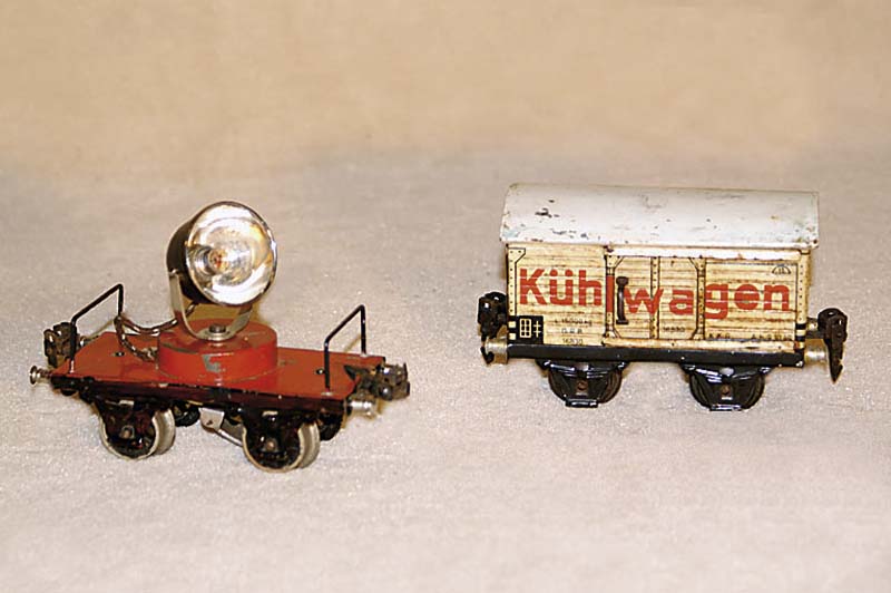 Niederbordwagen mit Flugabwehr-Scheinwerfer, MÄrklin, 30er Jahre, Spur 0, Blech, elektrifiziert, Fkt. nicht gepr., bespielt, jedoch altersbed. ...