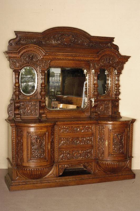Aufsatzbuffet, England, um 1870, viktorianisch, Eiche massiv, Unterteil mit stark gebogener Front, Lisenen kabelfÖrmig geschnitzt, TÜrfÜllungen ...