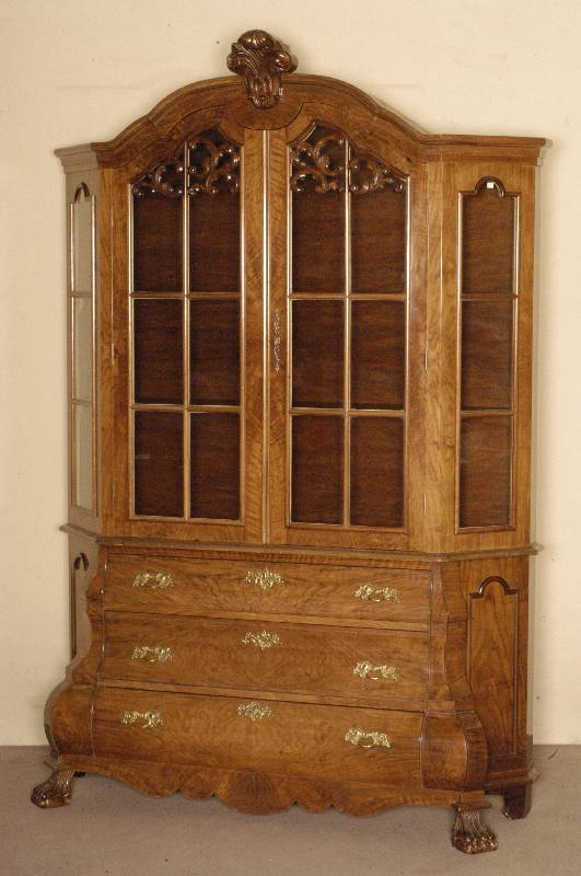 Barockstilvitrine, Holland, um 1950, Korpus Weichholz, Wurzelnußfurnier, doppelt gebauchtes Unterteil auf TatzenfÜßen, BronzebeschlÄge, ...