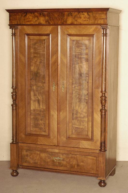 GrÜnderzeitschrank, deutsch, um 1880, Korpus Weichholz, Nußbaumfurnier gespiegelt, auf KugelfÜßen, Lisenen mit gedrechselten VollsÄulen, 2 ...