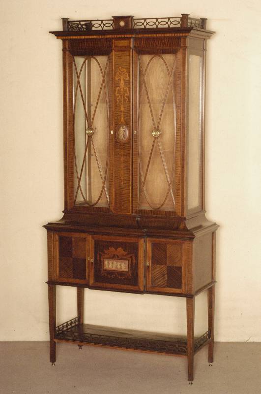 Vitrine, England, um 1910, Korpus Weichholz, Mahagoni massiv, z.T. Mahagonifurnier, auf konischen Hochbeinen, dazwischen Ablage mit Galerie, ...