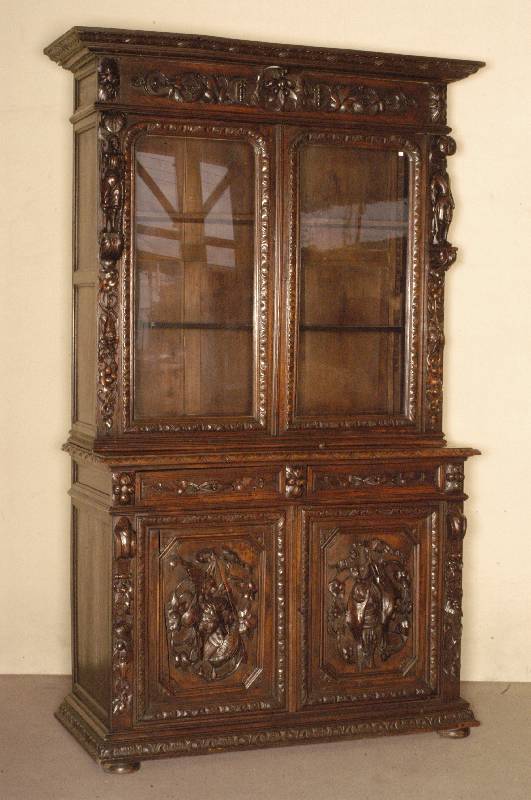 Aufsatzschrank, Frankreich, um 1870, Eiche massiv, auf KugelfÜßen, aufwendig vollplastisch geschnitzte Jagdmotive, an den Lisenen Holzplastiken ...