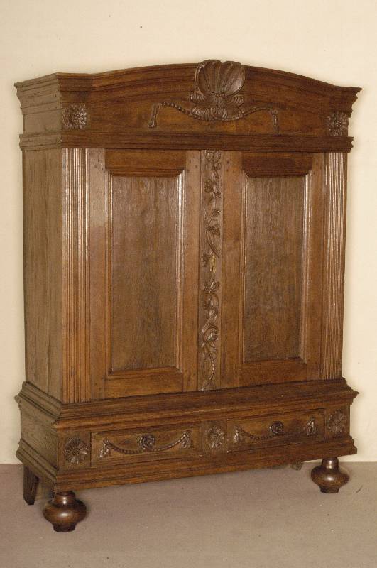 Schrank, deutsch, Mitte 18. Jhd., Eiche massiv, auf balusterfÖrmigen KugelfÜßen, 2 Schubladen mit Lorbeerdekor, seitlich der Schubladen ...