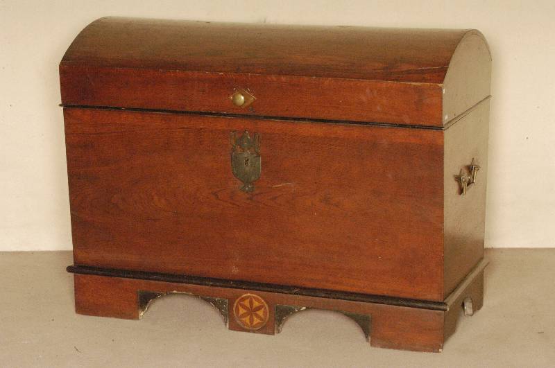 Runddeckeltruhe, deutsch, um 1800, Empire, Eiche massiv, mahagonifarben, mit ebonisierten Leisten, im Fußteil mittig mit Ornamenteinlagen, ...