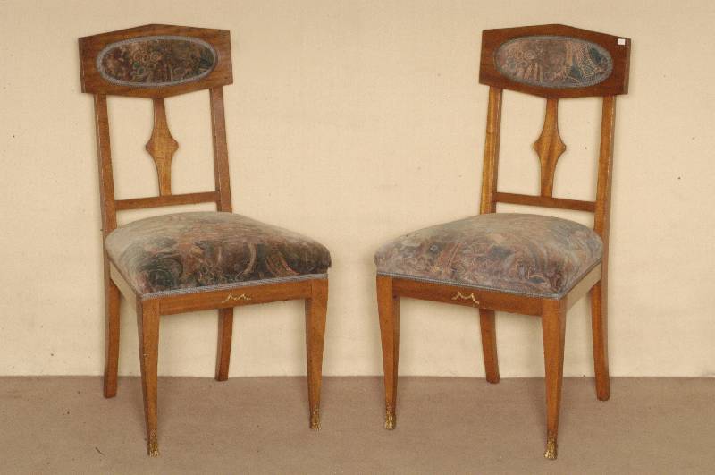 Stuhl, deutsch, um 1900, Designentwurf, Mahagoni massiv, z.T. furniert, konische Beine mit Messingtatzen, RÜckenlehne verstrebt, Polsterung ...