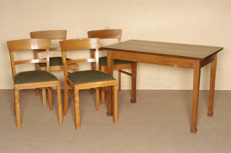 KÜchentisch, deutsch, um 1910, Eiche massiv, konische Beine, schuhfÖrmig abgesetzt, Zarge aus dem Vollholz, Gebrauchsspuren, ca. 77x109x 69 cm