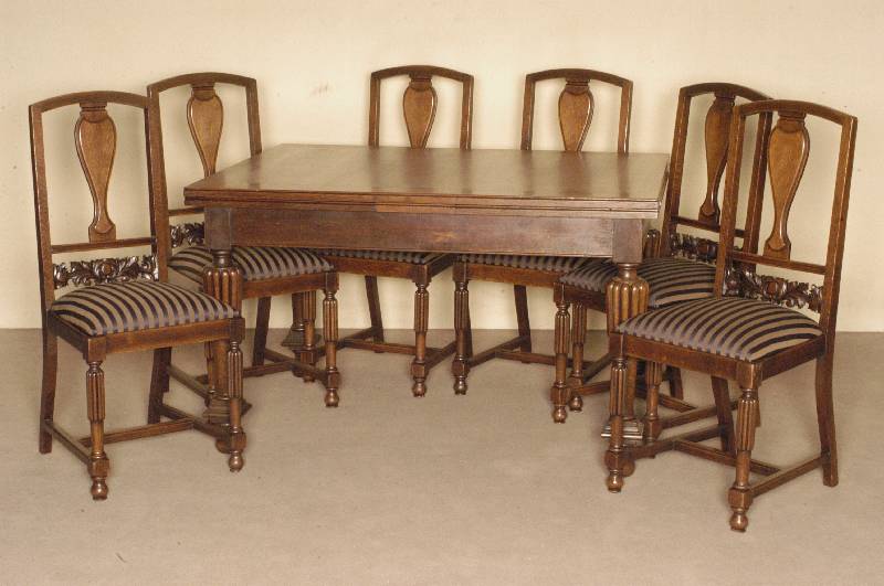 Tisch und 6 StÜhle, deutsch, um 1910, Eiche massiv, Tischplatte furniert, ausziehbar, StÜhle mit gedrechselten Beinen, z.T. gerillt, RÜckenlehne ...