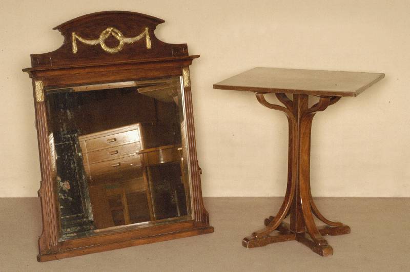 Beistelltisch, Österreich, um 1895/1900, Thonet, Klebezettel auf der Unterseite, Bugholz, Buche, nimmt den Jugendstil vorweg, teilrestauriert, ...