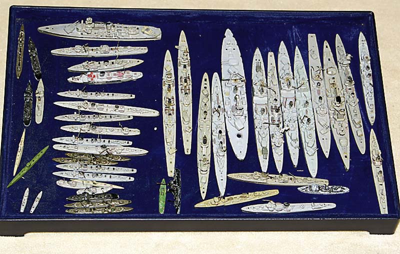 Konvolut aus ca. 48 Wikingschiffen, 40er Jh. , Metall, verschiedene Modelle u. GrÖssen, ZerstÖrer, z.B. Coventry Class, Belfast, 2 x Southampton ...