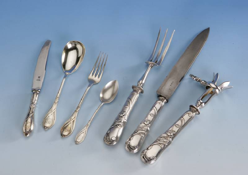 3-tlg. Tranchierbesteck, Frankreich, Paris, reiner Jugendstil, versilbert, Meistermarke AF = Frenais, Mohndekor, im Orig.-Etui