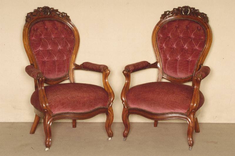 Armlehnsessel, deutsch, um 1860, sogenannter Voltairesessel, Mahagoni massiv, z.T. furniert, gebogene Beine und RÜckenlehne, geschnitzt ...