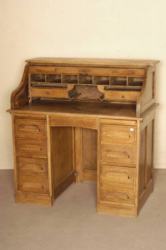 Schreibtisch mit Rollo, deutsch, um 1910, Eiche massiv, auf Rahmen gearbeitet, Inneneinrichtung mit AblagefÄchern und 2 Schubladen, sehr gute ...