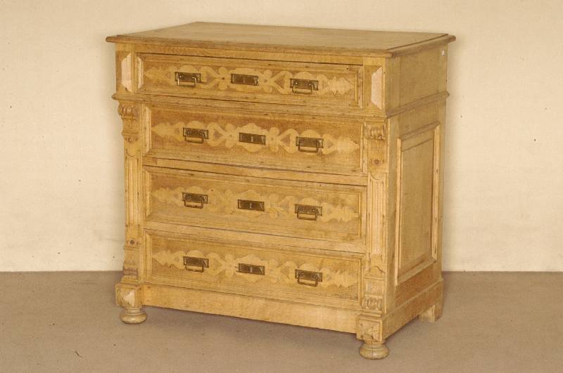 Kommode, deutsch, um 1880, GrÜnderzeit, helle Eiche massiv, auf KugelfÜßen, 4 verzierte SchÜbe mit Flachschnitzereien, Lisenen gerillt, in ...