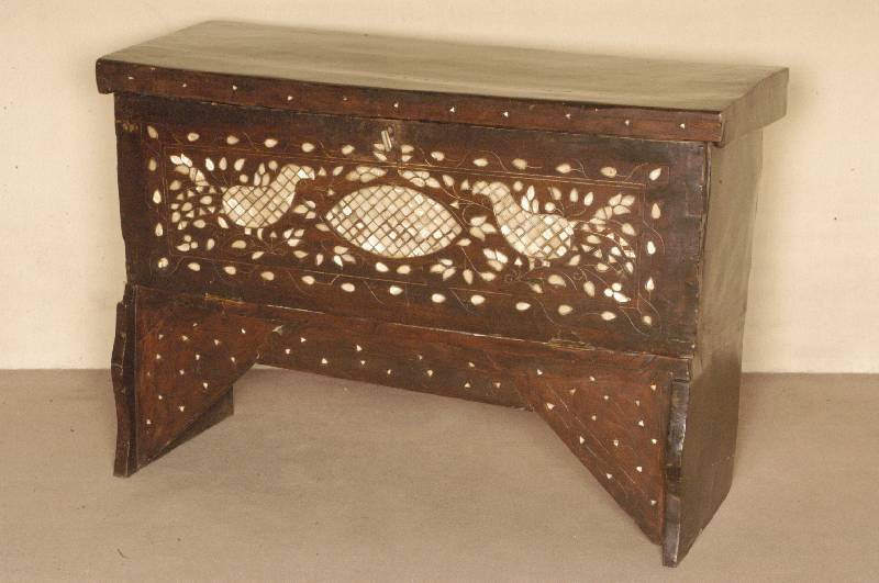 Asiatische Sitzdeckeltruhe, um 1900, schweres Tropenholz massiv, in der Front zahlreiche Perlmuteinlegearbeiten, Darstellung von asiatischen ...