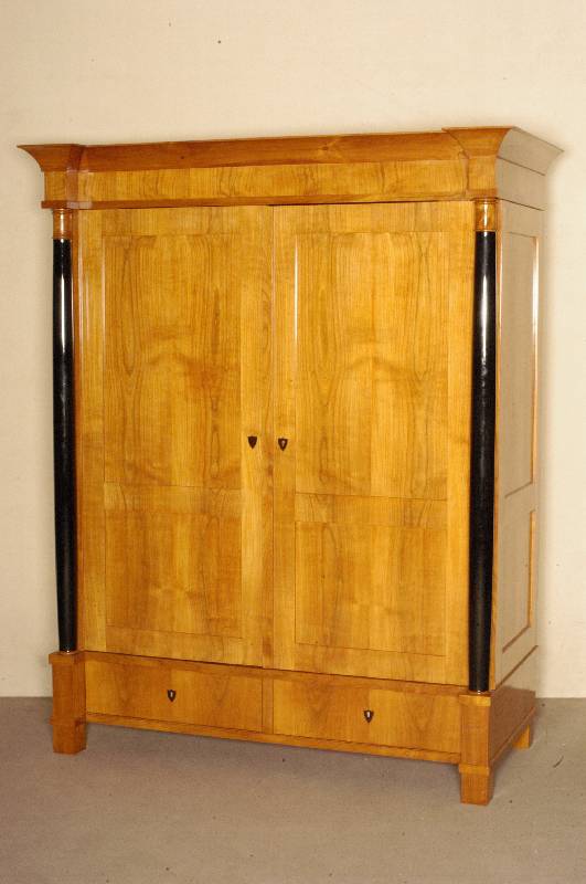 Schrank, deutsch, im Stil von 1820, Korpus Weichholz, Kirschbaumfurnier, eckige FÜße, unten 2 Schubladen, 2 TÜren, links und rechts aus dem ...
