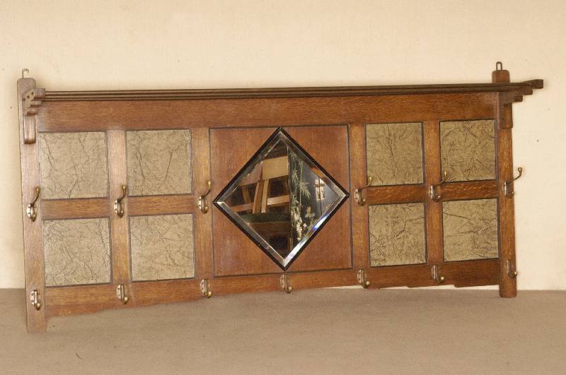 Wandgarderobe, deutsch, um 1900, Eiche massiv, Inlets mit Leder bezogen, original Haken aus Messing, in der Mitte Spiegel mit Facettschliff, ...